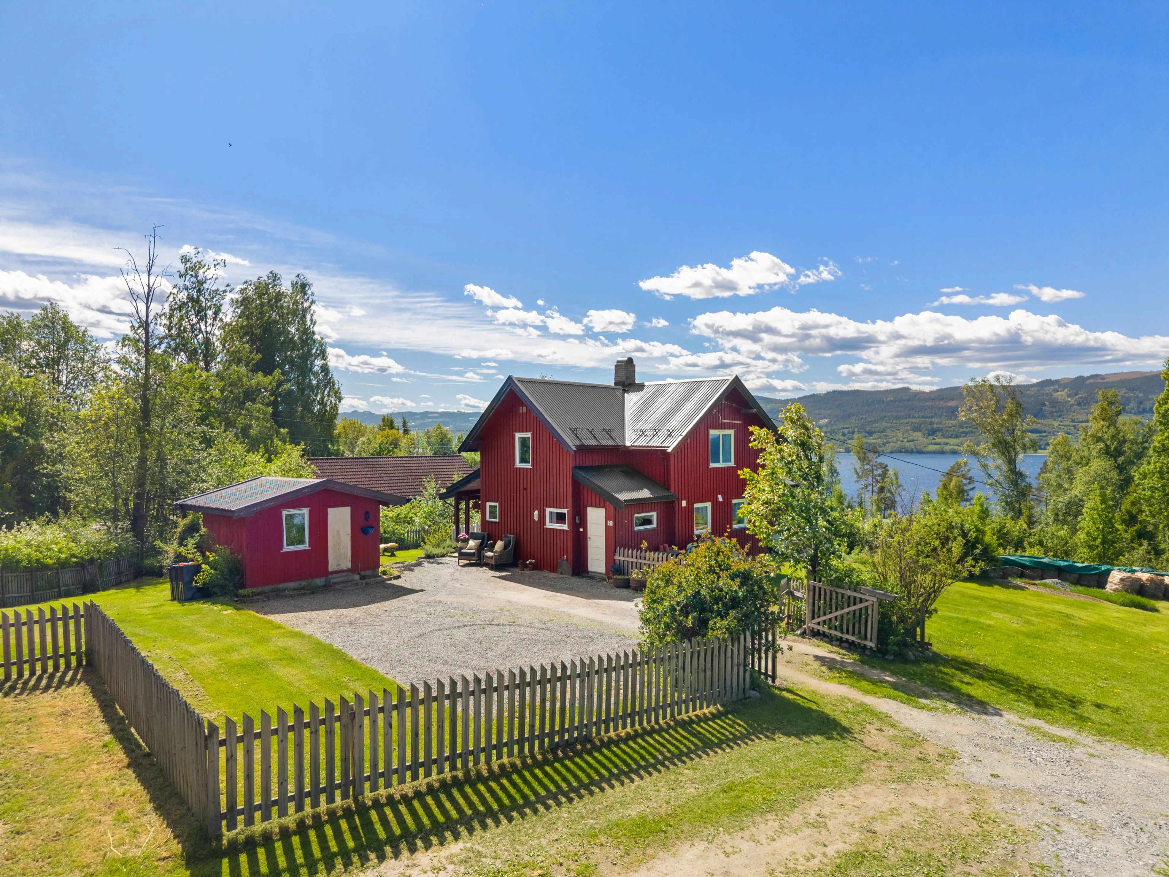 1980s Norwegian House with Expansive Gardens and Terrace in Espa - Image 1