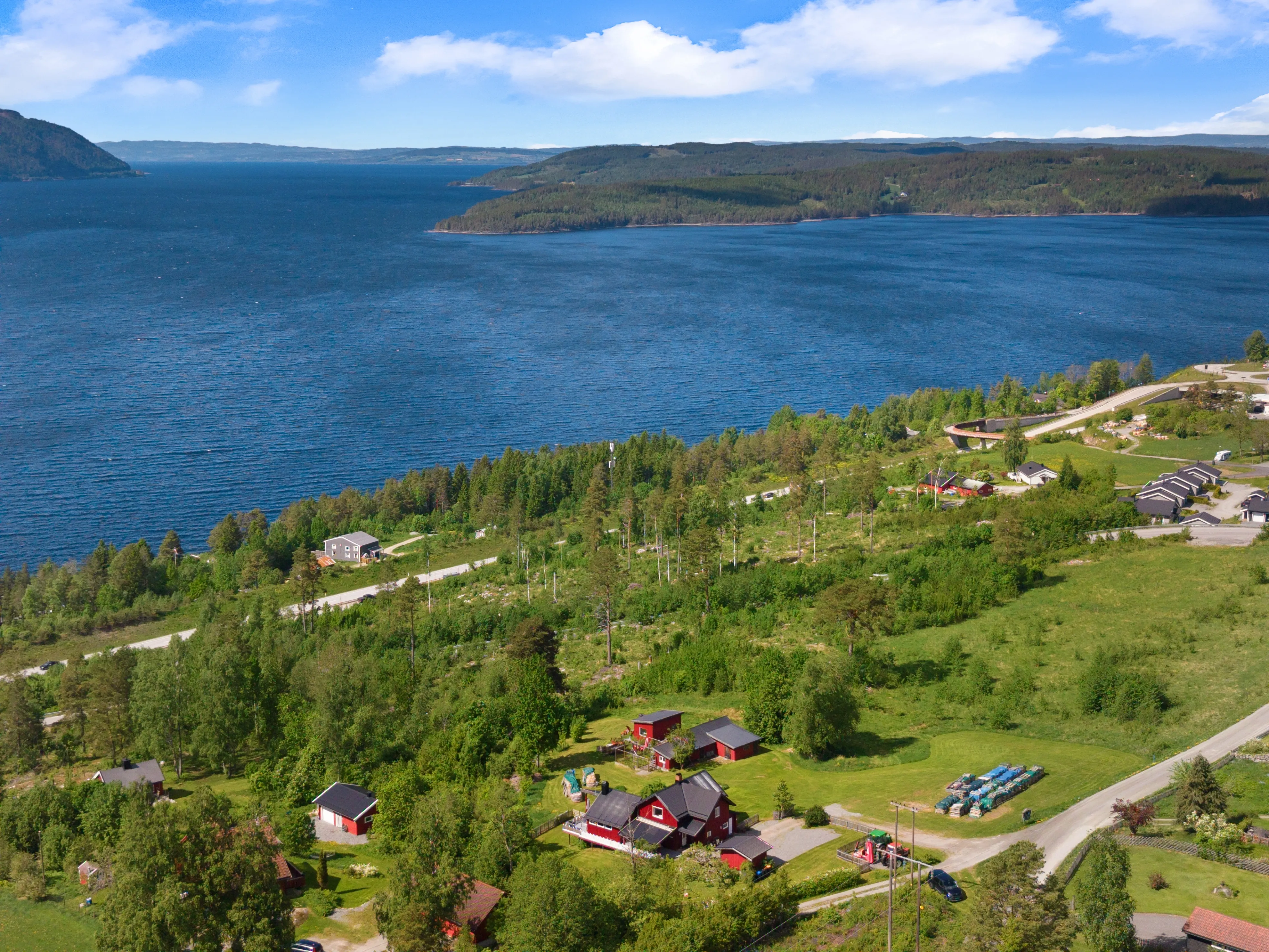 1980s Norwegian House with Expansive Gardens and Terrace in Espa - Image 2