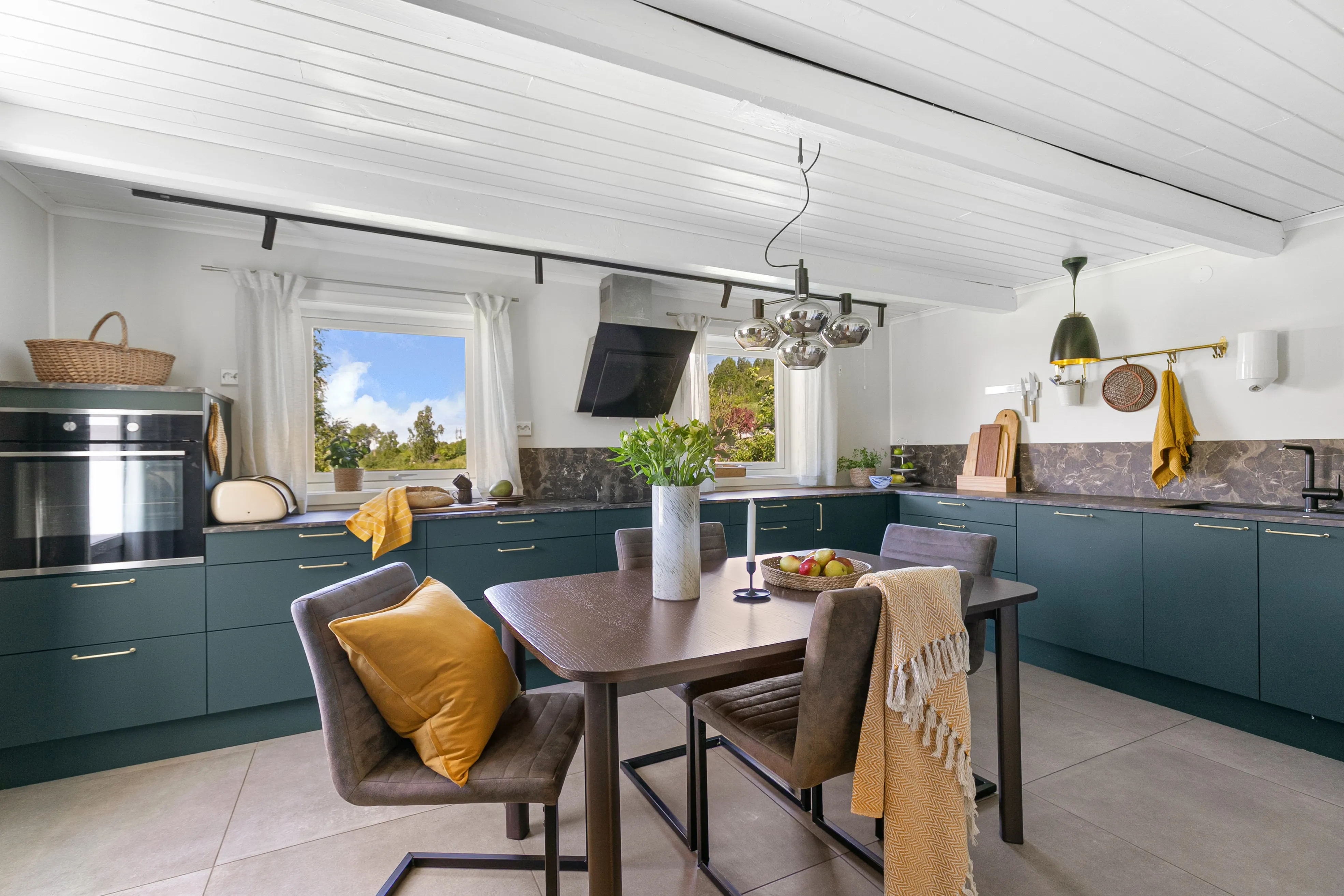 1980s Norwegian House with Expansive Gardens and Terrace in Espa - View image 24 of 49