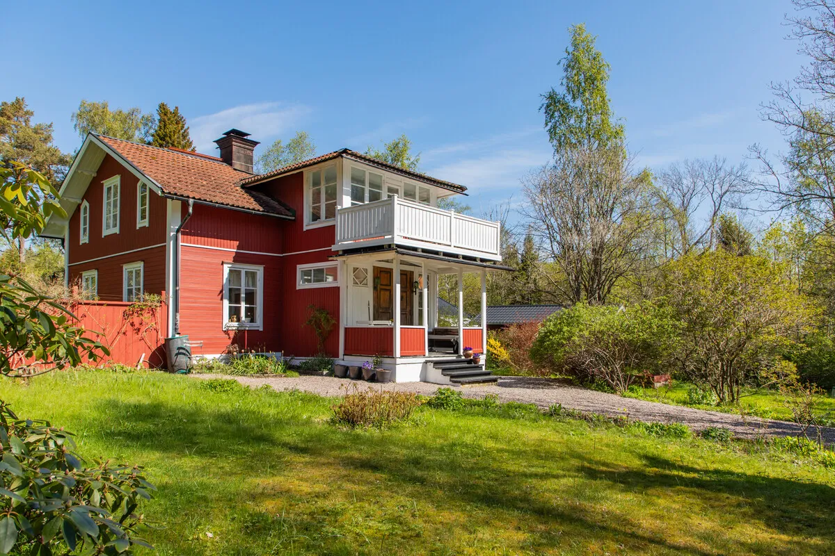 1890s Swedish House with Expansive Garden in Norrtälje - Image 1