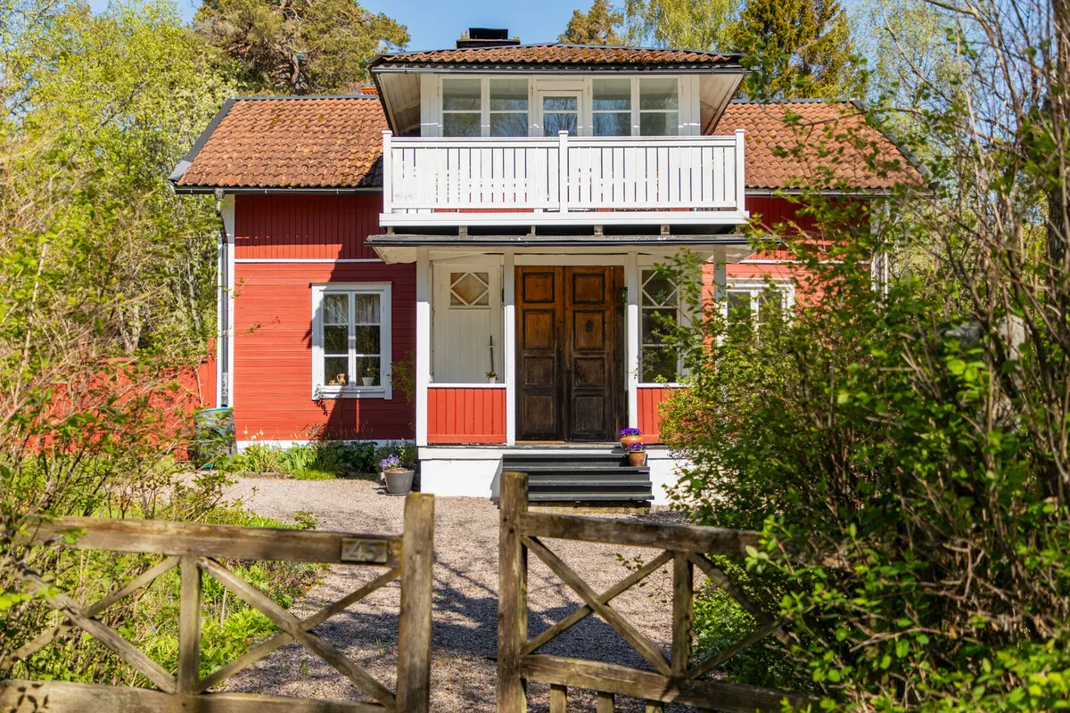 1890s Swedish House with Expansive Garden in Norrtälje - Image 2