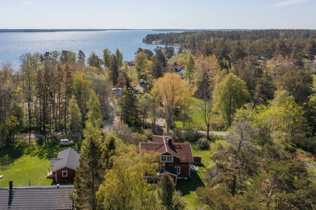 1890s Swedish House with Expansive Garden in Norrtälje - Image 3