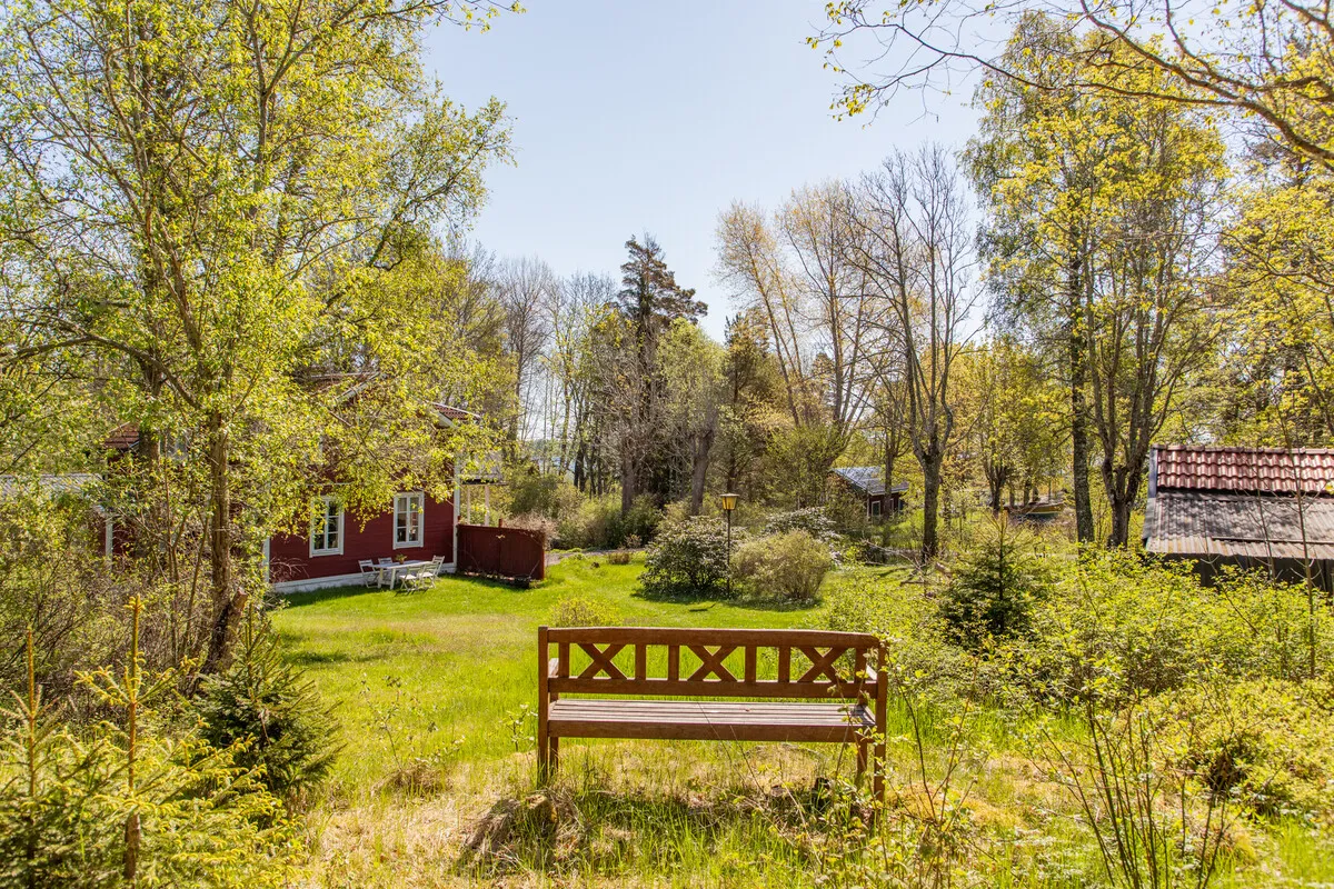 1890s Swedish House with Expansive Garden in Norrtälje - Image 5