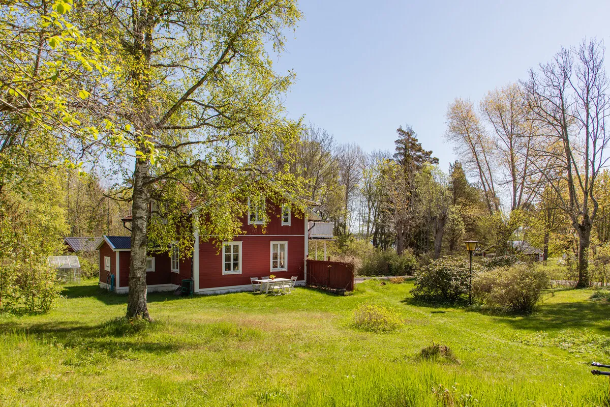 1890s Swedish House with Expansive Garden in Norrtälje - View image 6 of 55