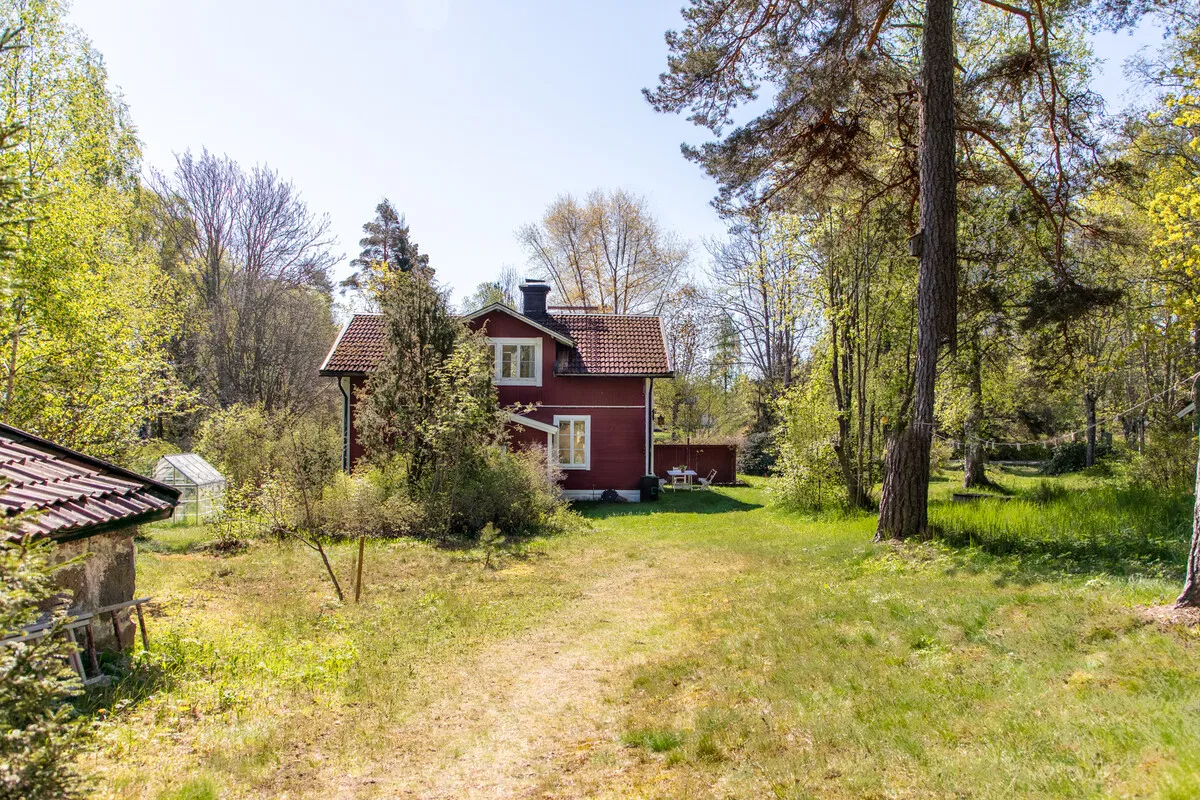 1890s Swedish House with Expansive Garden in Norrtälje - View image 34 of 55