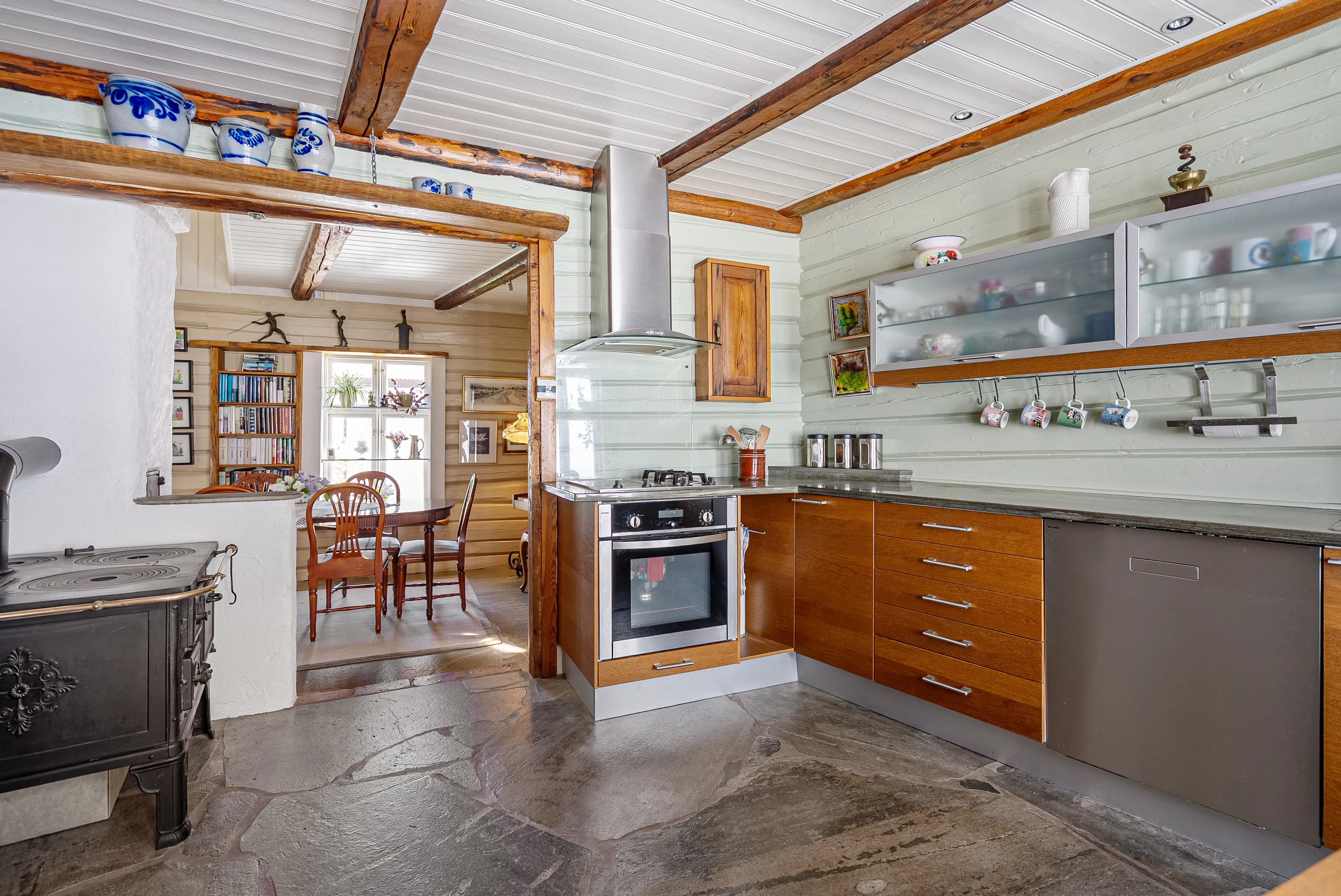 1881 Sandefjord House with Garden and Parking in Historic Vestfold Location - View image 6 of 47