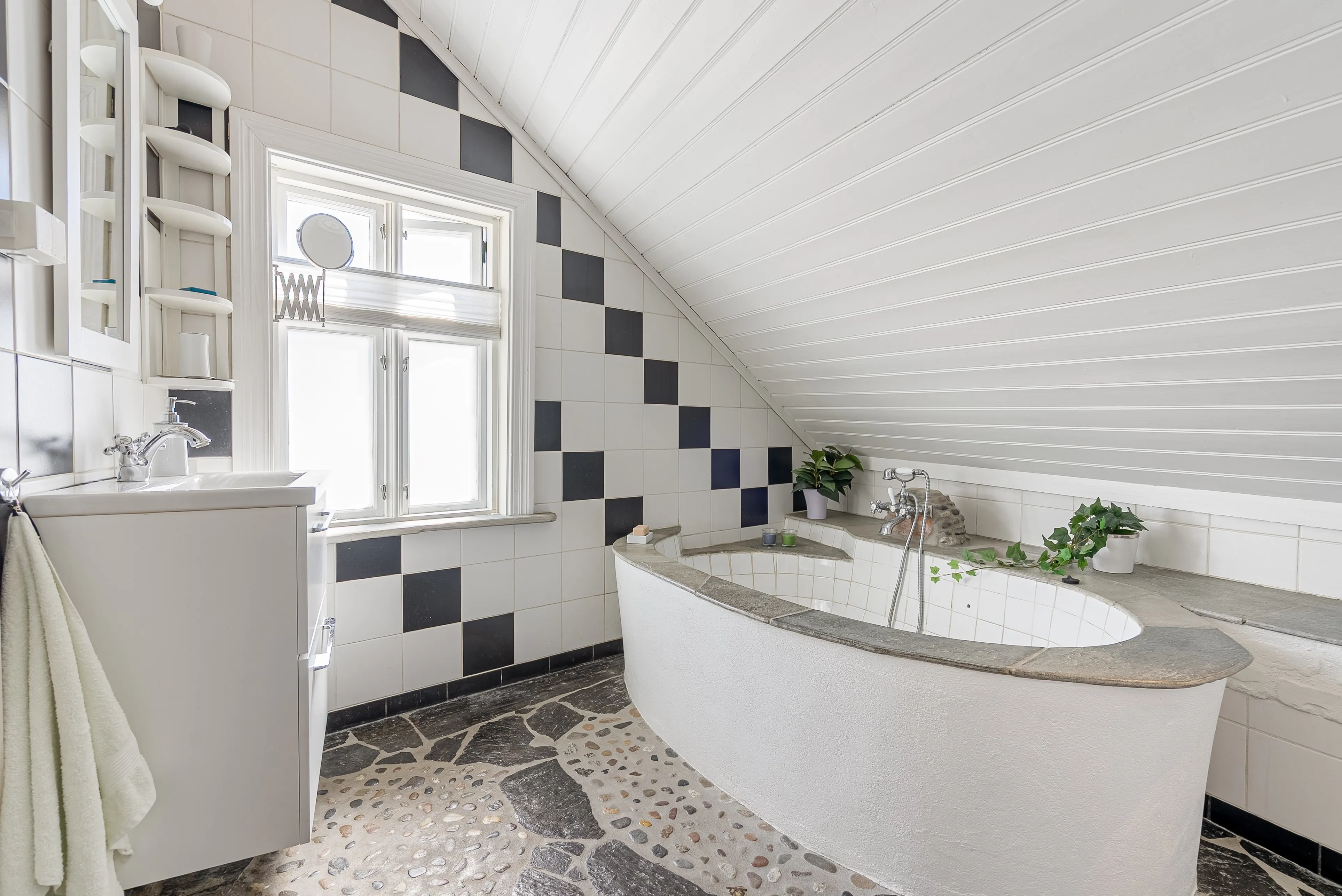 1881 Sandefjord House with Garden and Parking in Historic Vestfold Location - View image 24 of 47
