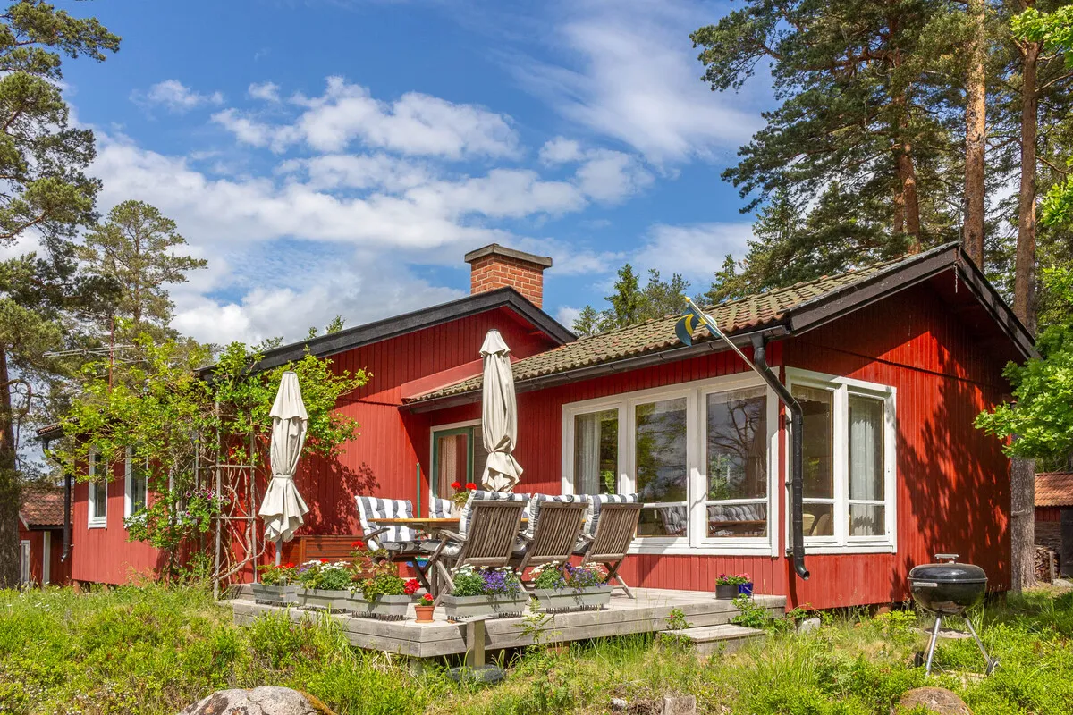 Zweeds vakantiehuis uit de jaren 60 op een schiereiland, met aanlegsteiger en traditionele houtgestookte sauna - Image 1