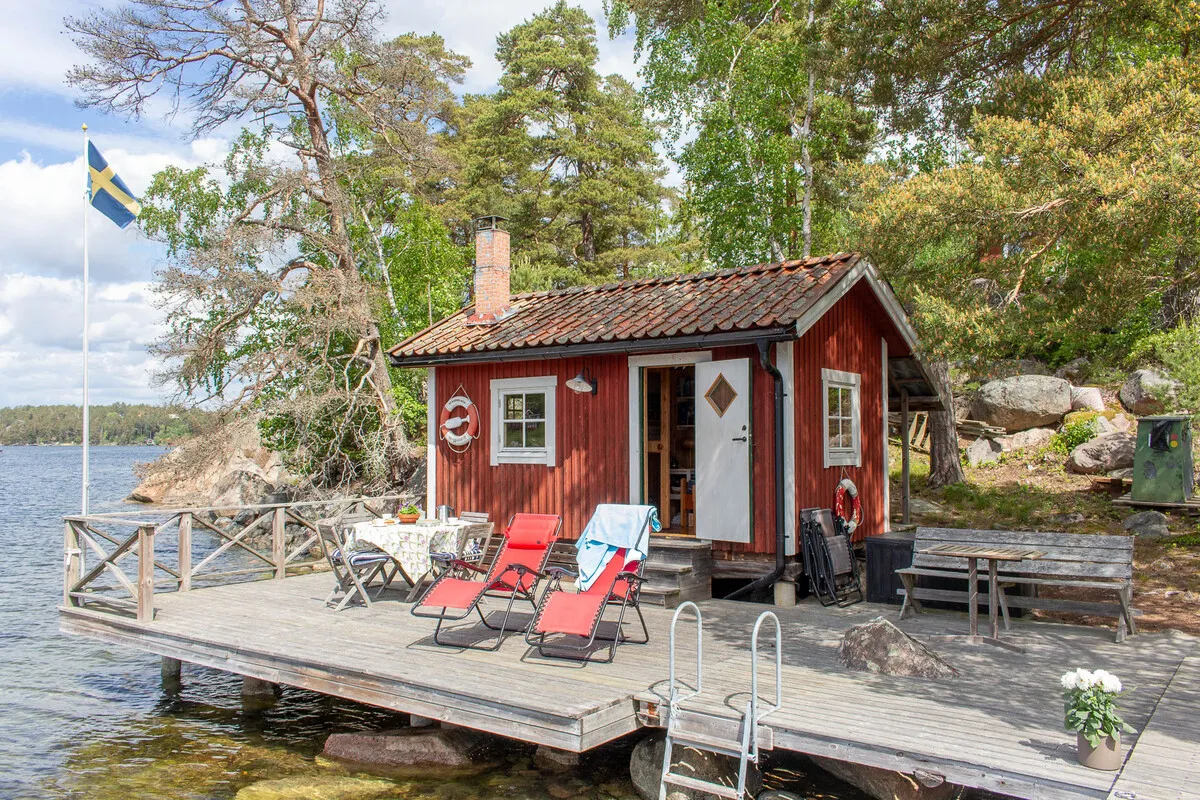 Zweeds vakantiehuis uit de jaren 60 op een schiereiland, met aanlegsteiger en traditionele houtgestookte sauna - Image 2