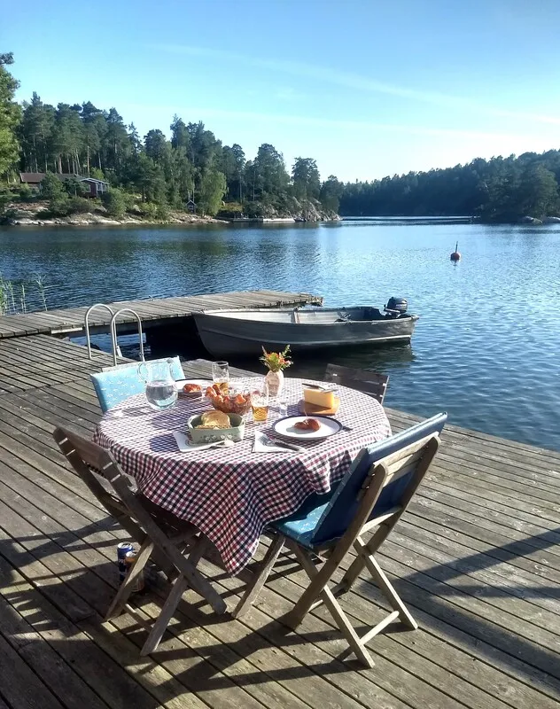 Zweeds vakantiehuis uit de jaren 60 op een schiereiland, met aanlegsteiger en traditionele houtgestookte sauna - Image 3