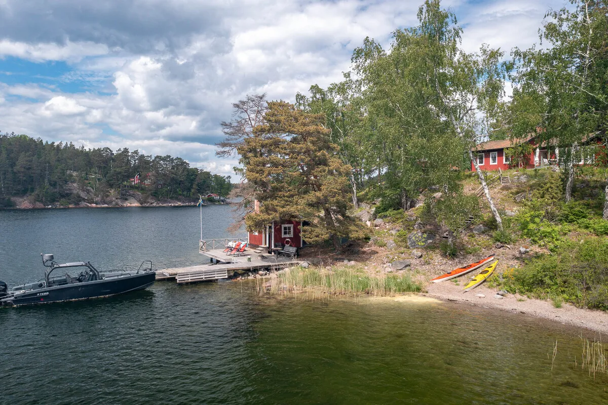 Zweeds vakantiehuis uit de jaren 60 op een schiereiland, met aanlegsteiger en traditionele houtgestookte sauna - Bekijk afbeelding 7 van 58