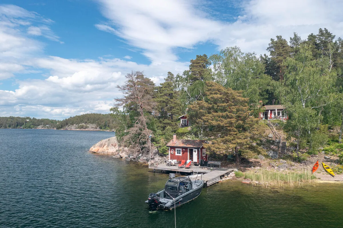 Zweeds vakantiehuis uit de jaren 60 op een schiereiland, met aanlegsteiger en traditionele houtgestookte sauna - Bekijk afbeelding 8 van 58