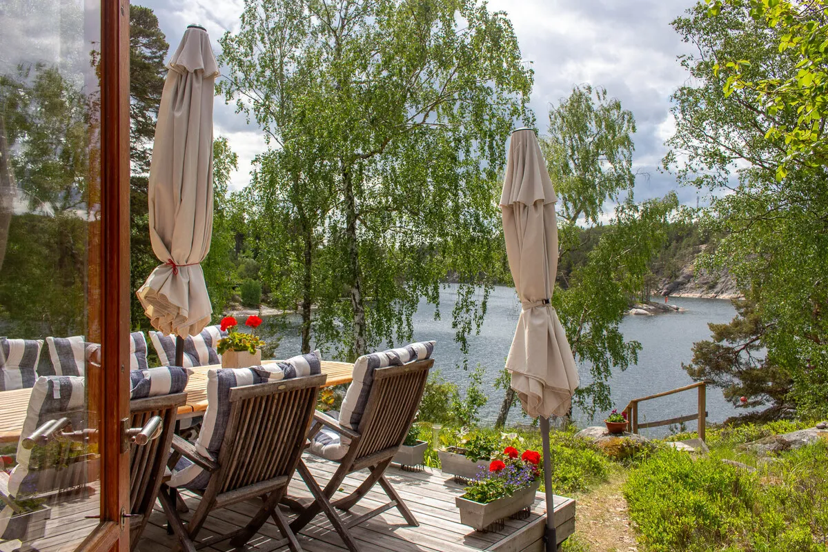 Zweeds vakantiehuis uit de jaren 60 op een schiereiland, met aanlegsteiger en traditionele houtgestookte sauna - Bekijk afbeelding 9 van 58
