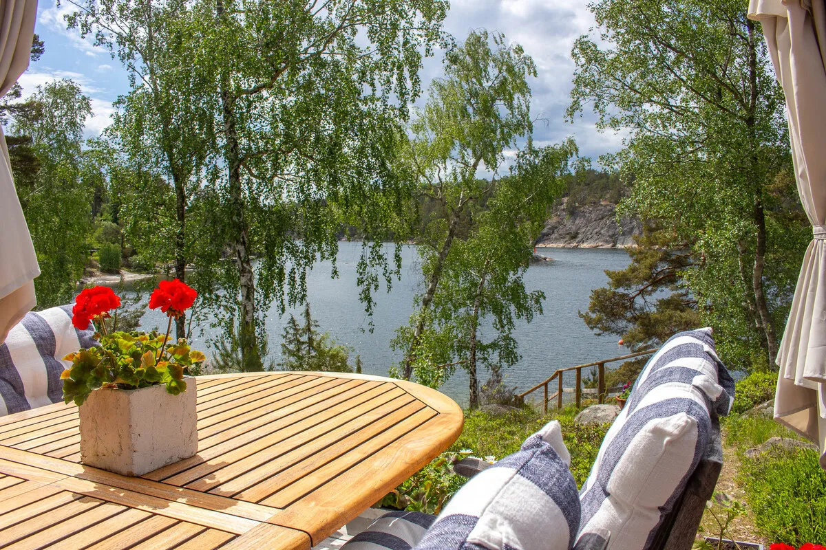 Zweeds vakantiehuis uit de jaren 60 op een schiereiland, met aanlegsteiger en traditionele houtgestookte sauna - Bekijk afbeelding 10 van 58