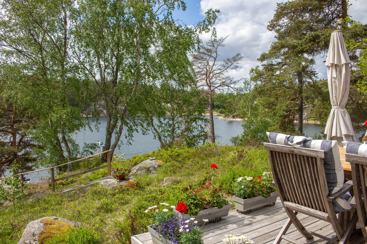 Zweeds vakantiehuis uit de jaren 60 op een schiereiland, met aanlegsteiger en traditionele houtgestookte sauna - Bekijk afbeelding 11 van 58