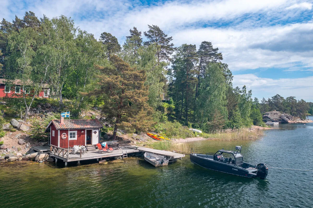 Zweeds vakantiehuis uit de jaren 60 op een schiereiland, met aanlegsteiger en traditionele houtgestookte sauna - Bekijk afbeelding 12 van 58