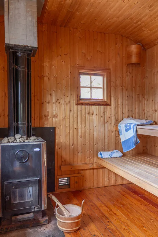 Zweeds vakantiehuis uit de jaren 60 op een schiereiland, met aanlegsteiger en traditionele houtgestookte sauna - Bekijk afbeelding 17 van 58