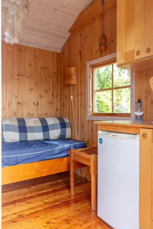 Zweeds vakantiehuis uit de jaren 60 op een schiereiland, met aanlegsteiger en traditionele houtgestookte sauna - Bekijk afbeelding 18 van 58