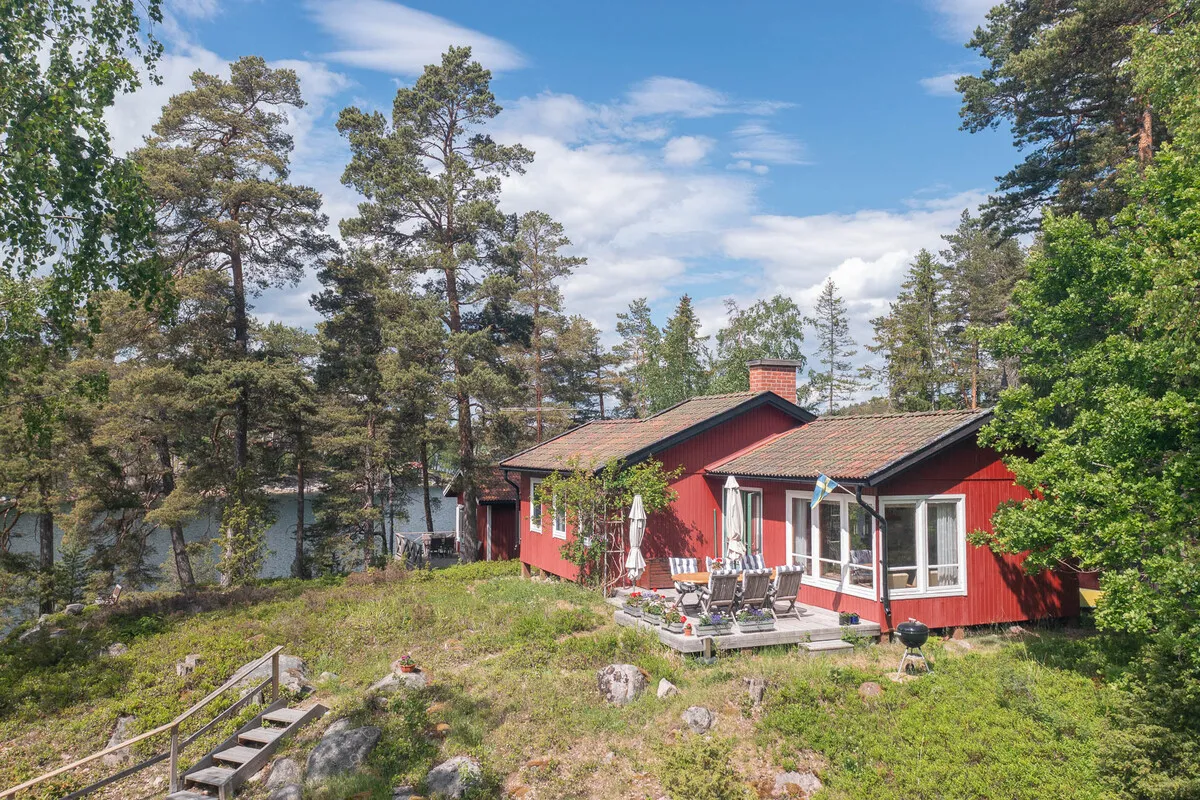 Zweeds vakantiehuis uit de jaren 60 op een schiereiland, met aanlegsteiger en traditionele houtgestookte sauna - Bekijk afbeelding 22 van 58
