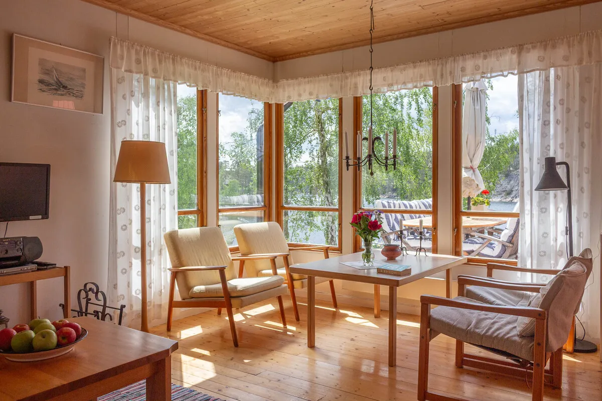 Zweeds vakantiehuis uit de jaren 60 op een schiereiland, met aanlegsteiger en traditionele houtgestookte sauna - Bekijk afbeelding 23 van 58