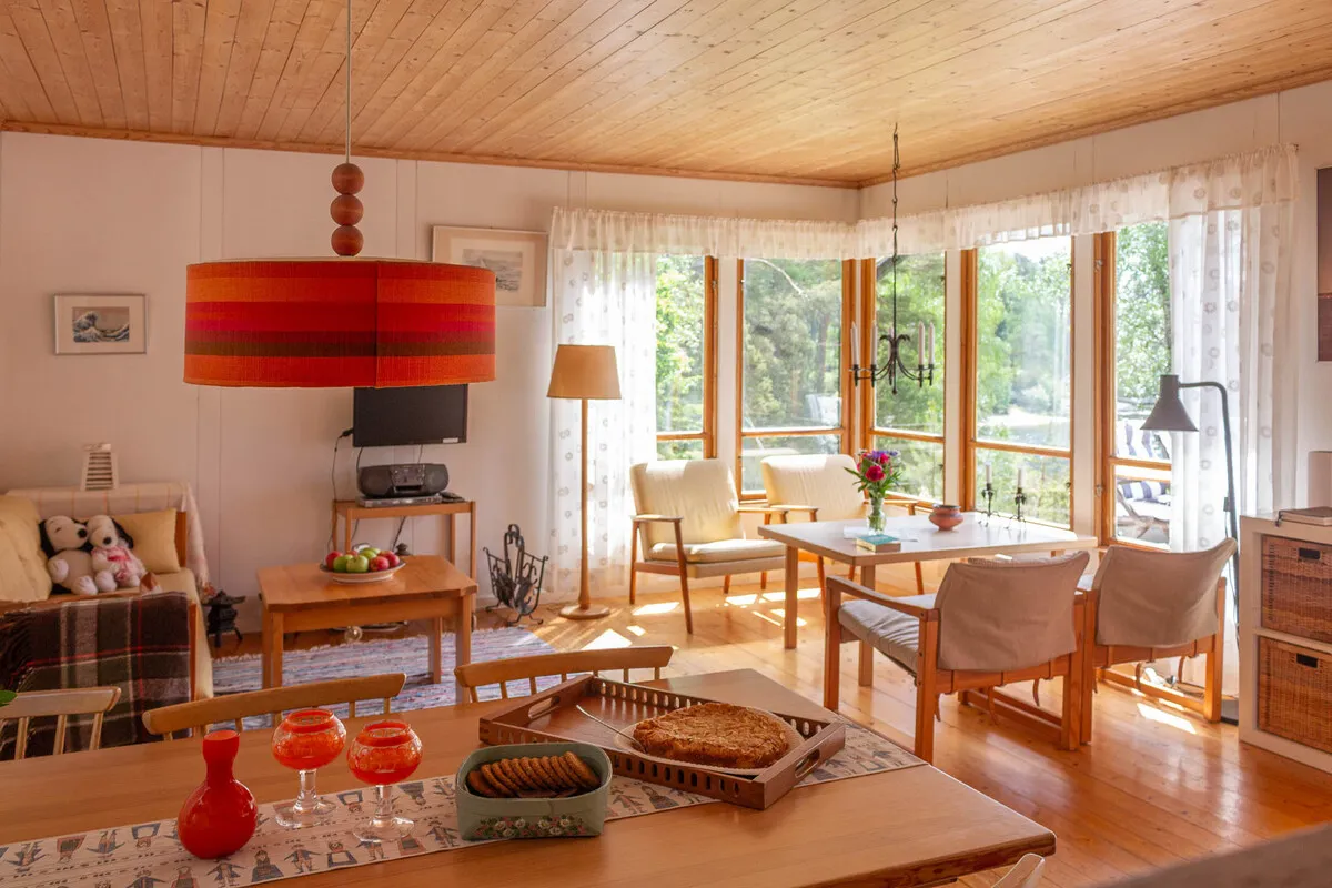 Zweeds vakantiehuis uit de jaren 60 op een schiereiland, met aanlegsteiger en traditionele houtgestookte sauna - Bekijk afbeelding 24 van 58