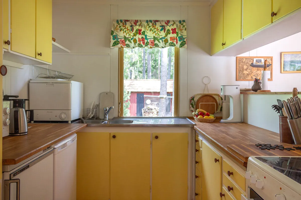Zweeds vakantiehuis uit de jaren 60 op een schiereiland, met aanlegsteiger en traditionele houtgestookte sauna - Bekijk afbeelding 29 van 58