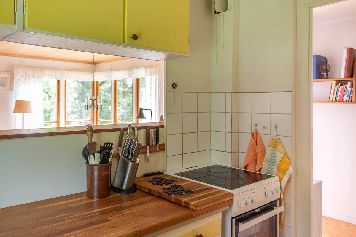 Zweeds vakantiehuis uit de jaren 60 op een schiereiland, met aanlegsteiger en traditionele houtgestookte sauna - Bekijk afbeelding 30 van 58