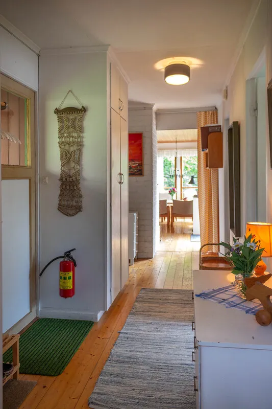 Zweeds vakantiehuis uit de jaren 60 op een schiereiland, met aanlegsteiger en traditionele houtgestookte sauna - Bekijk afbeelding 32 van 58