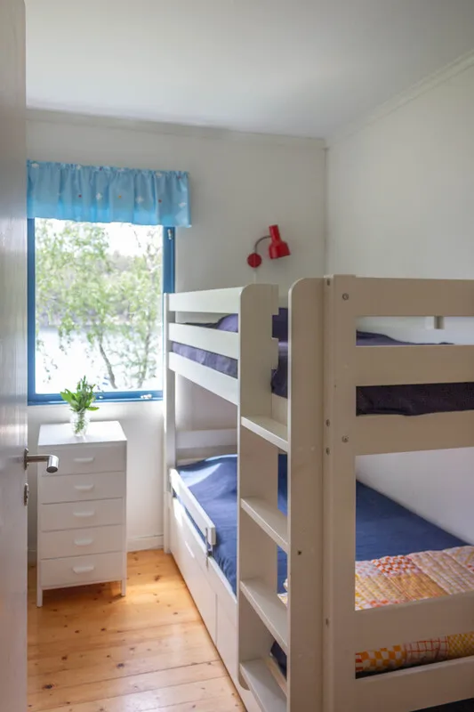 Zweeds vakantiehuis uit de jaren 60 op een schiereiland, met aanlegsteiger en traditionele houtgestookte sauna - Bekijk afbeelding 34 van 58