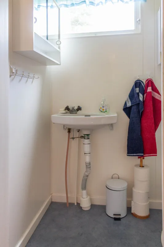 Zweeds vakantiehuis uit de jaren 60 op een schiereiland, met aanlegsteiger en traditionele houtgestookte sauna - Bekijk afbeelding 36 van 58