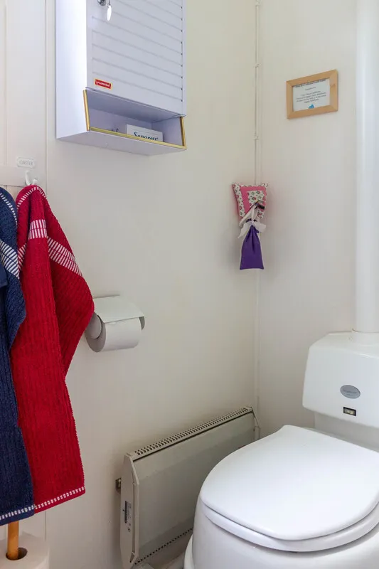 Zweeds vakantiehuis uit de jaren 60 op een schiereiland, met aanlegsteiger en traditionele houtgestookte sauna - Bekijk afbeelding 37 van 58