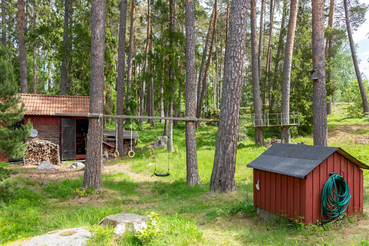 Zweeds vakantiehuis uit de jaren 60 op een schiereiland, met aanlegsteiger en traditionele houtgestookte sauna - Bekijk afbeelding 39 van 58