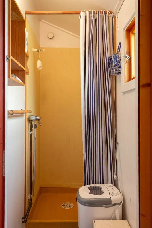 Zweeds vakantiehuis uit de jaren 60 op een schiereiland, met aanlegsteiger en traditionele houtgestookte sauna - Bekijk afbeelding 42 van 58