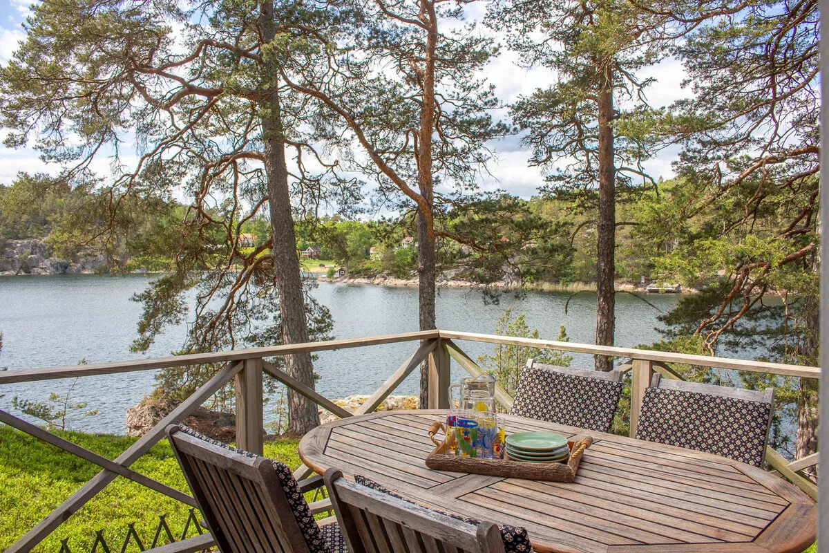 Zweeds vakantiehuis uit de jaren 60 op een schiereiland, met aanlegsteiger en traditionele houtgestookte sauna - Bekijk afbeelding 44 van 58