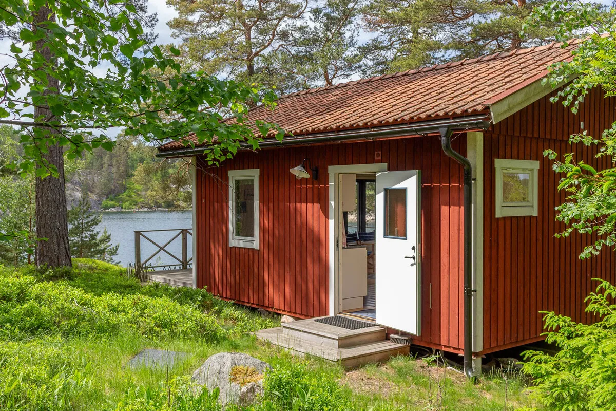 Zweeds vakantiehuis uit de jaren 60 op een schiereiland, met aanlegsteiger en traditionele houtgestookte sauna - Bekijk afbeelding 45 van 58