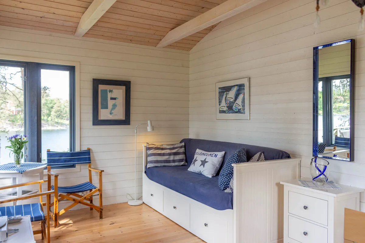 Zweeds vakantiehuis uit de jaren 60 op een schiereiland, met aanlegsteiger en traditionele houtgestookte sauna - Bekijk afbeelding 48 van 58