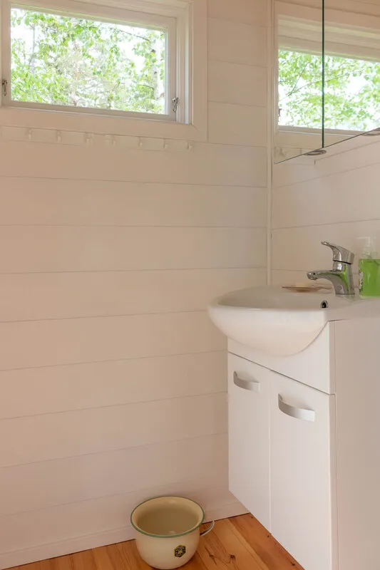 Zweeds vakantiehuis uit de jaren 60 op een schiereiland, met aanlegsteiger en traditionele houtgestookte sauna - Bekijk afbeelding 50 van 58