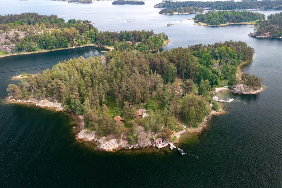 Zweeds vakantiehuis uit de jaren 60 op een schiereiland, met aanlegsteiger en traditionele houtgestookte sauna - Bekijk afbeelding 54 van 58