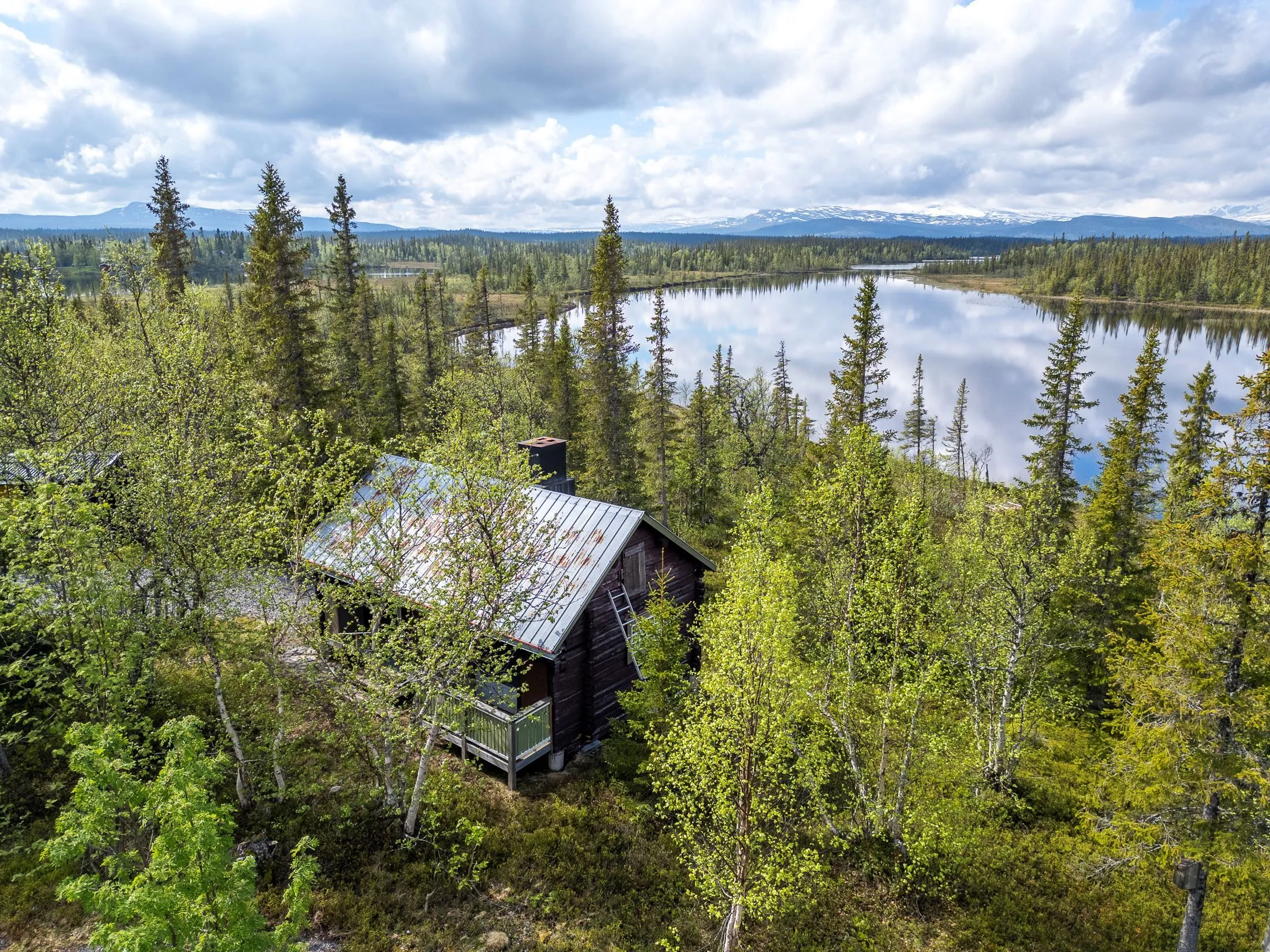 1960s Timber Cabin in Vilhelmina with Expansive Grounds and Terrace - Image 1