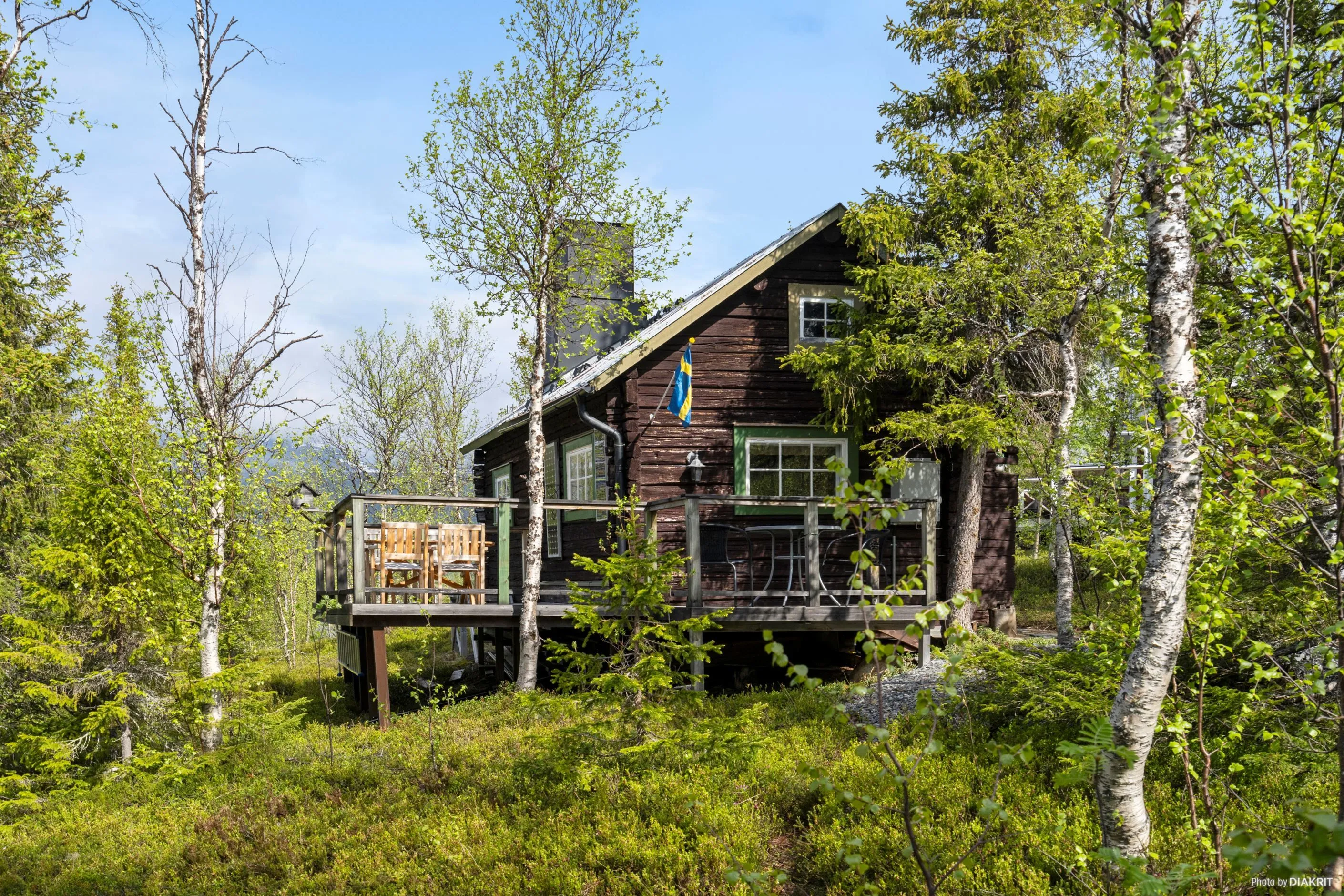 1960s Timber Cabin in Vilhelmina with Expansive Grounds and Terrace - Image 2