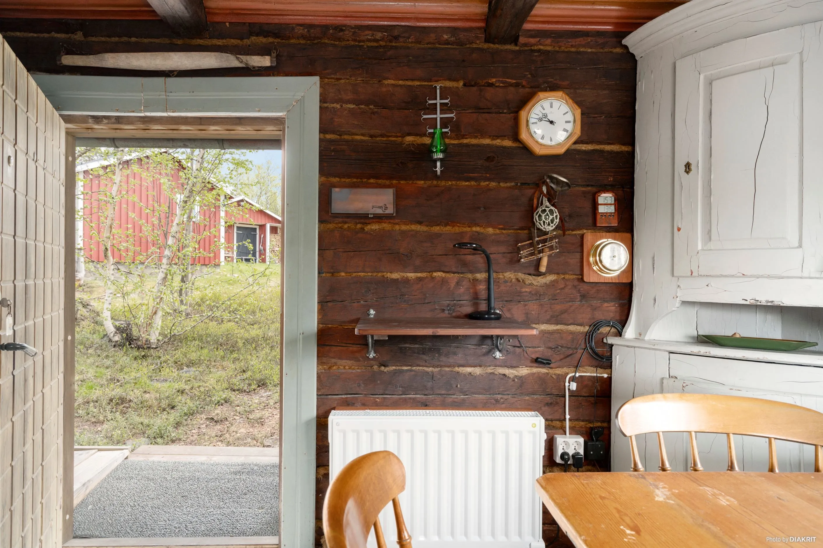 1960s Timber Cabin in Vilhelmina with Expansive Grounds and Terrace - Image 4