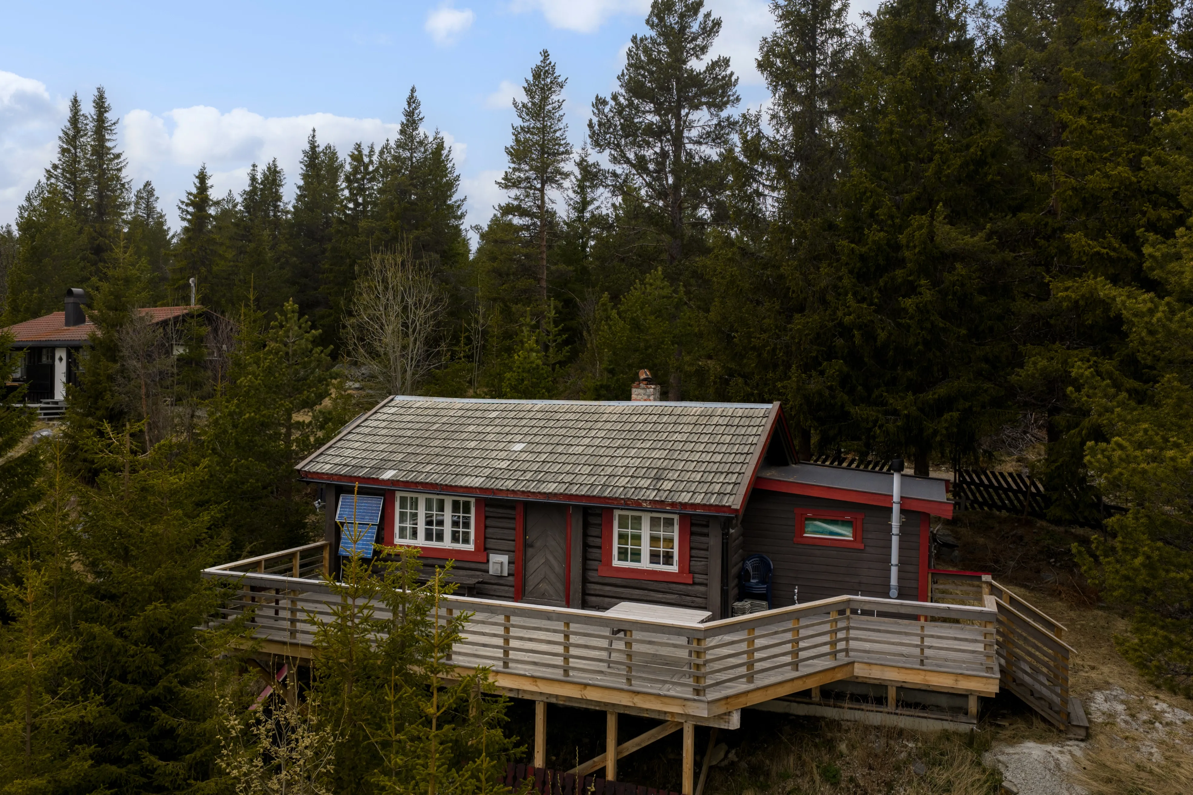 1950s Cabin in Norway's Scenic Highlands with Terrace and Solar Power - Image 1