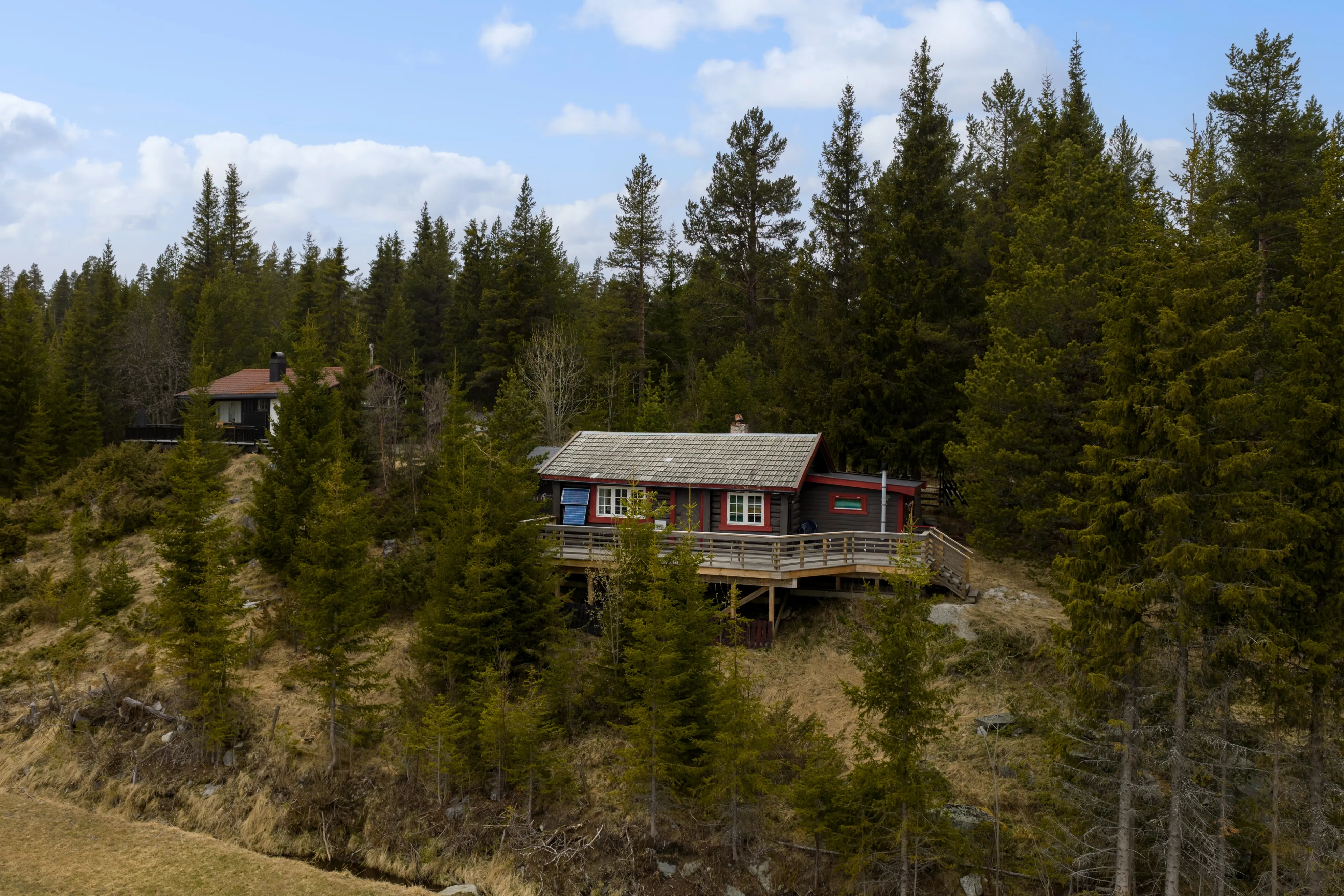 1950s Cabin in Norway's Scenic Highlands with Terrace and Solar Power - Image 2