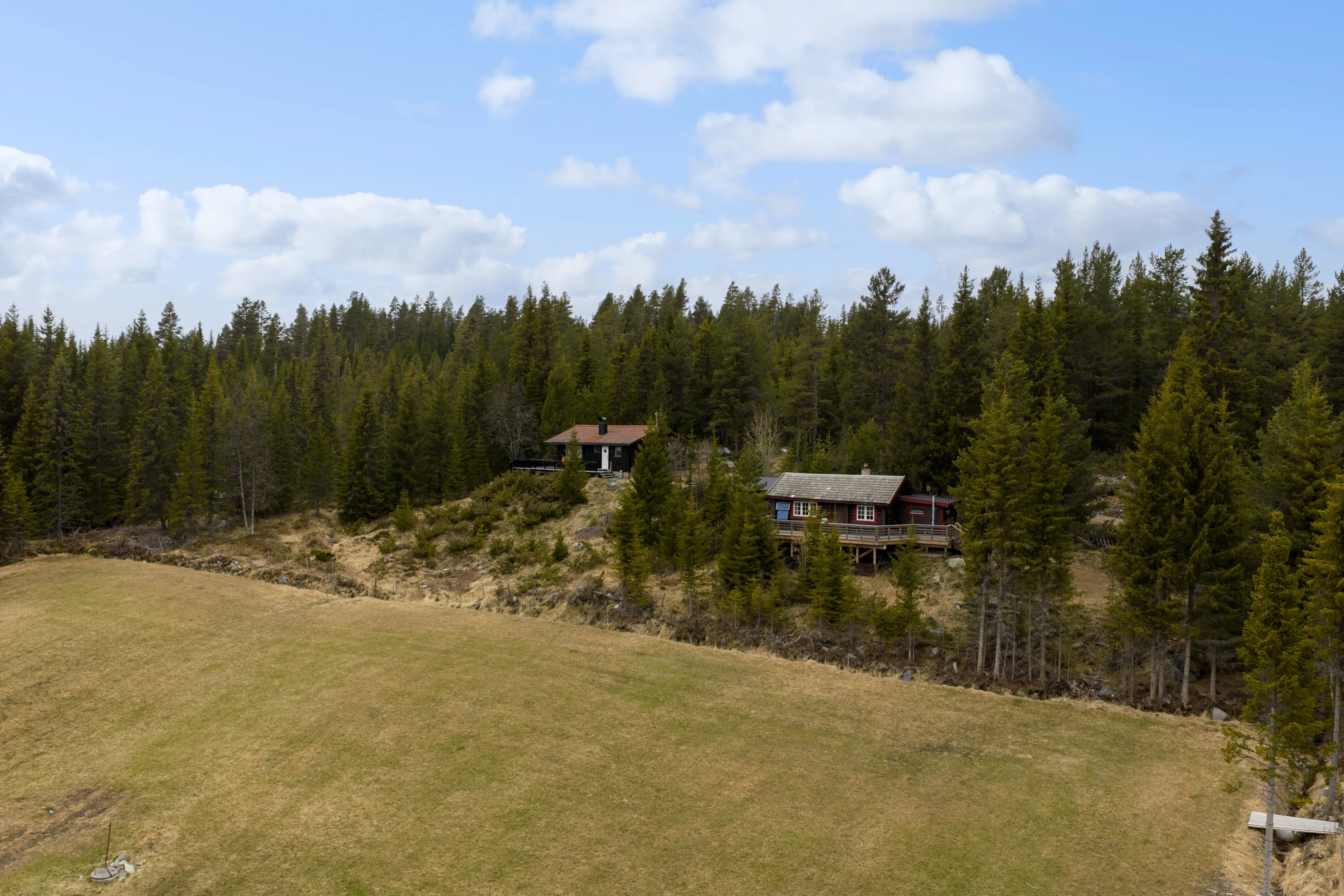 1950s Cabin in Norway's Scenic Highlands with Terrace and Solar Power - Image 4