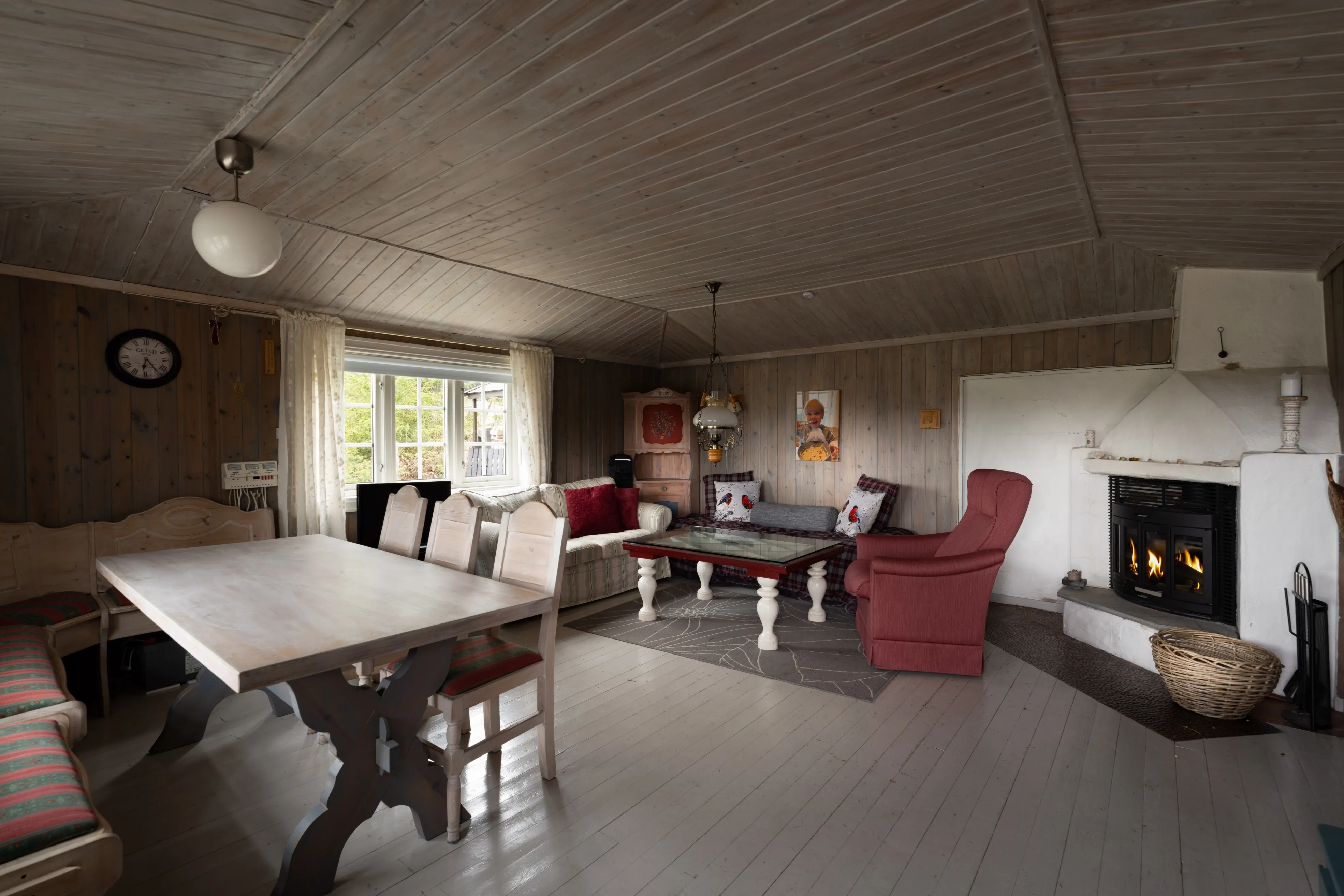 1950s Cabin in Norway's Scenic Highlands with Terrace and Solar Power - View image 10 of 33