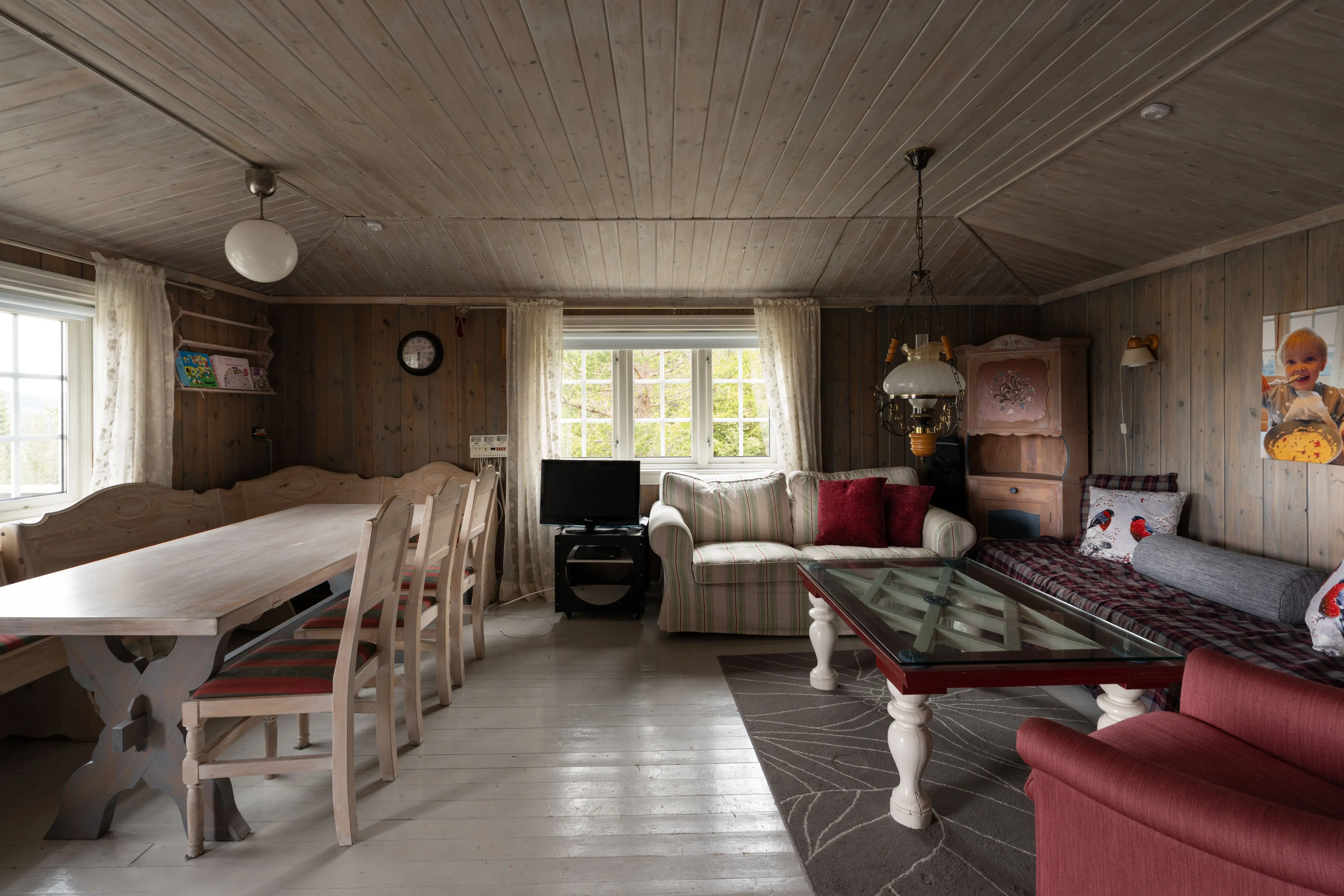 1950s Cabin in Norway's Scenic Highlands with Terrace and Solar Power - View image 11 of 33