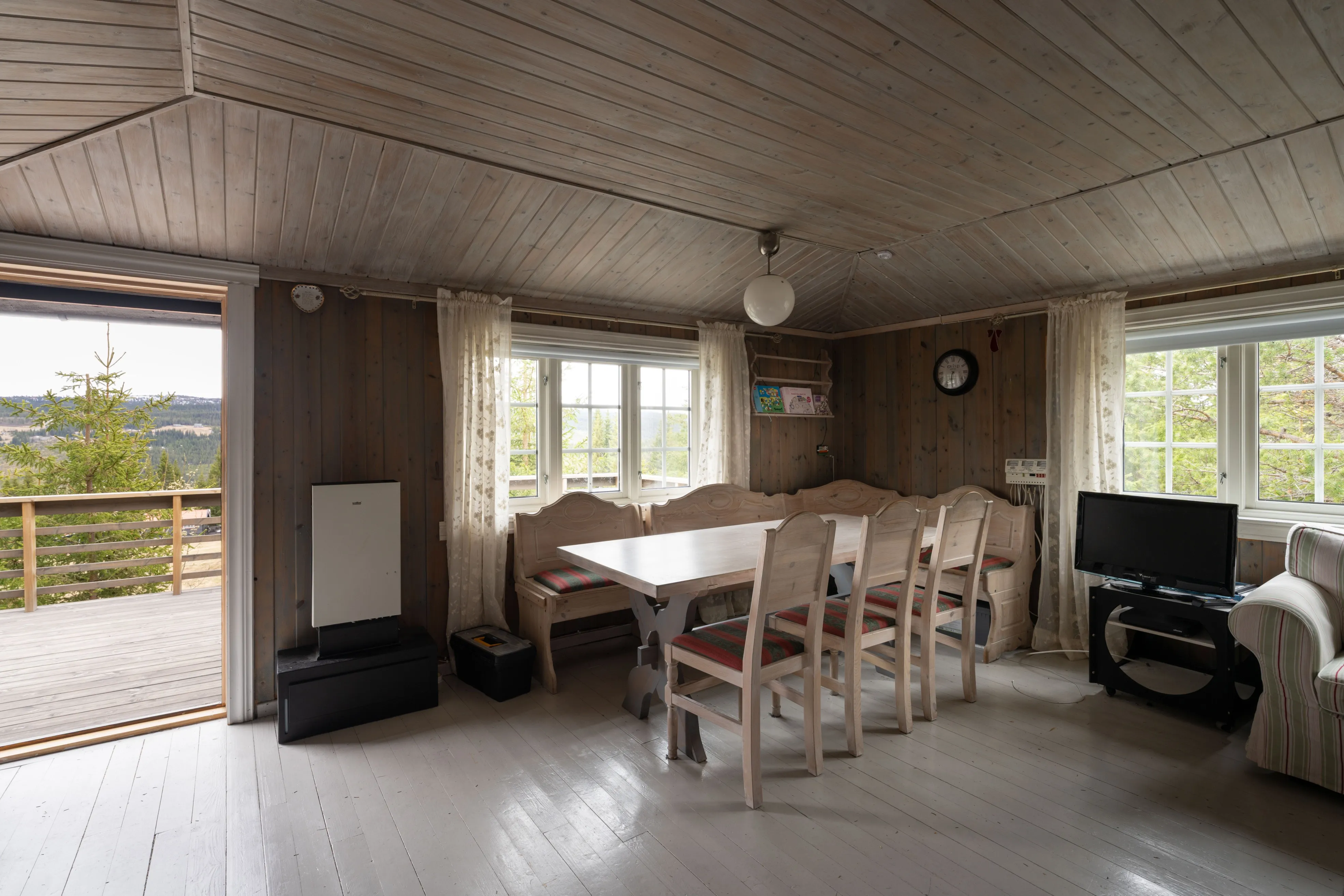 1950s Cabin in Norway's Scenic Highlands with Terrace and Solar Power - View image 12 of 33