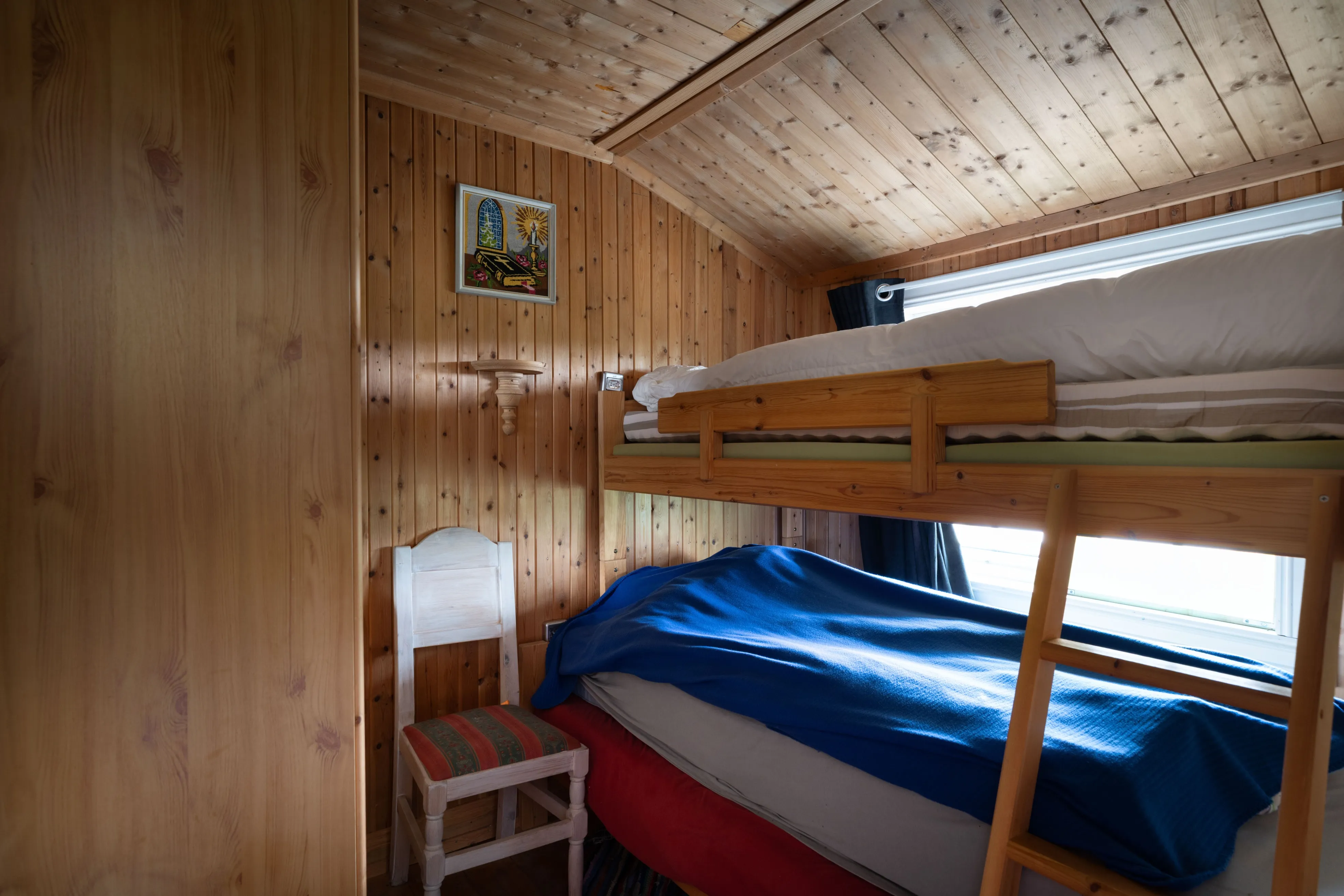 1950s Cabin in Norway's Scenic Highlands with Terrace and Solar Power - View image 14 of 33