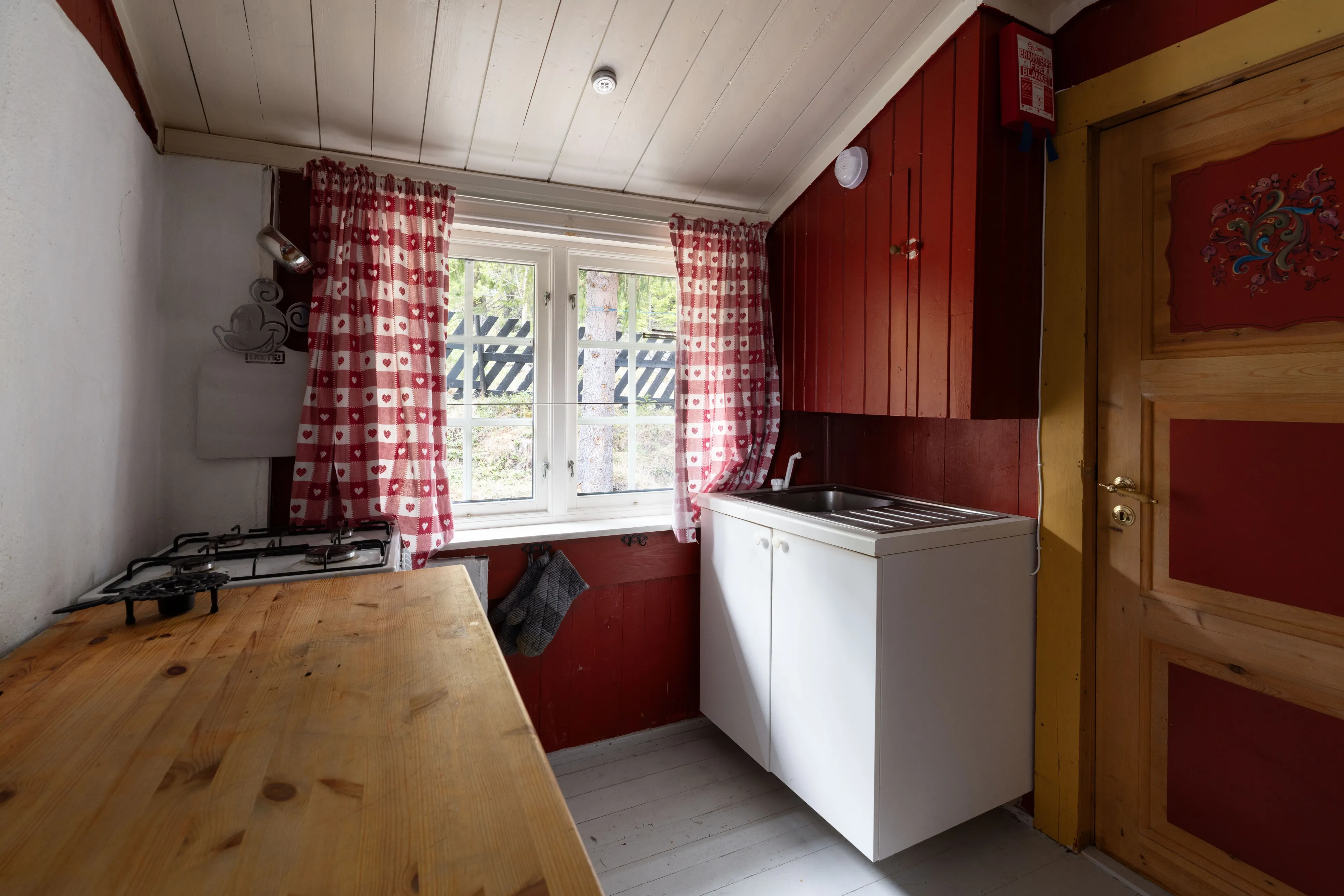 1950s Cabin in Norway's Scenic Highlands with Terrace and Solar Power - View image 15 of 33