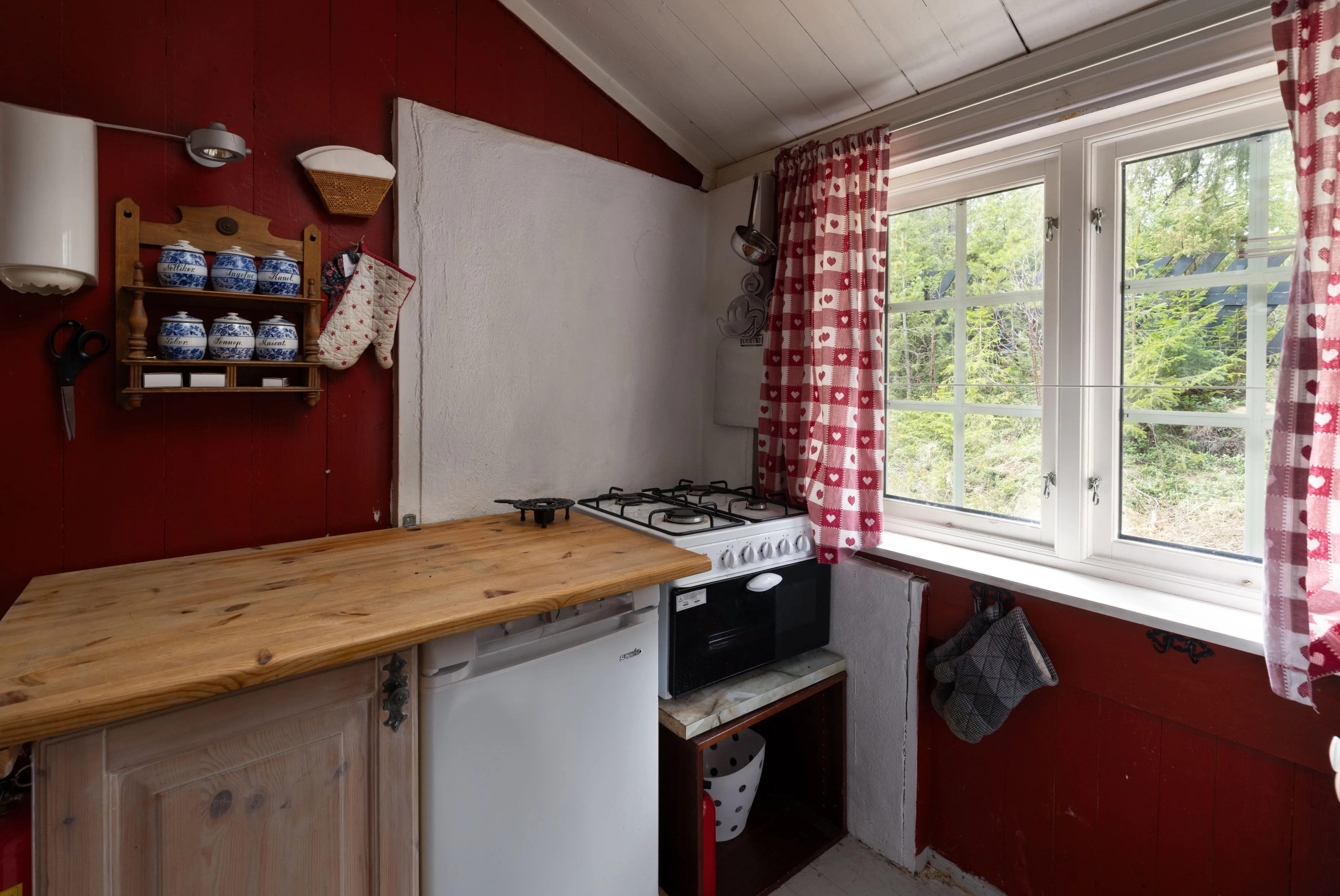 1950s Cabin in Norway's Scenic Highlands with Terrace and Solar Power - View image 16 of 33